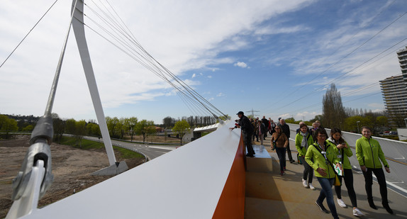 Lahr: Besucher laufen bei der Eröffnung der Landesgartenschau über eine neu gebaute Brücke. (Foto: © dpa)