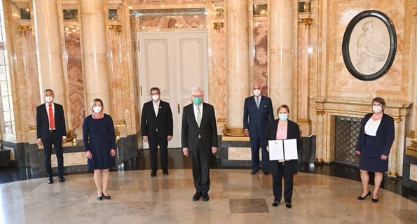 v.l.n.r.: Martin Lenz, Vizepräsident Landessportverband Baden-Württemberg, Finanzministerin Edith Sitzmann, Andreas Felchle, Vizepräsident Landessportverband Baden-Württemberg, Ministerpräsident Winfried Kretschmann, Gundolf Fleischer, Vizepräsident Landessportverband Baden-Württemberg, Sportministerin Dr. Susanne Eisenmann und Elvira Menzer-Haasis, Präsidentin Landessportverband Baden-Württemberg