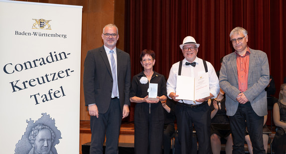 Staatssekretär Arne Braun eehrt 16 Amateurmusik-Vereine mit der Conradin-Kreutzer-Tafel