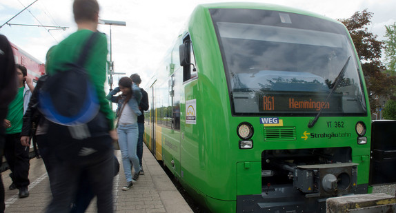 Die Strohgäubahn steht im Bahnhof von Korntal. (Foto: dpa)