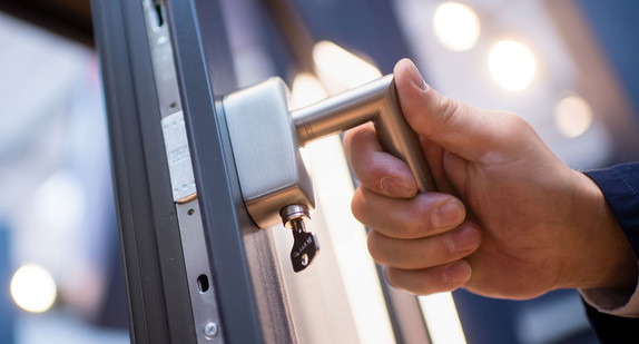 Ein Fenster mit spezieller Einbruchschutz-Technik (Bild: © dpa).