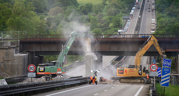 Pforzheim: Bauarbeiter reißen eine Brücke über der Autobahn A8 bei Pforzheim-Ost ab. (Foto: © dpa)