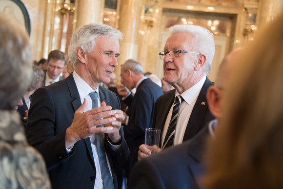 Ministerpräsident Winfried Kretschmann (r.) und Landesbischof Prof. Dr. Jochen Cornelius-Bundschuh (l.)