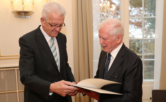 Ministerpräsident Winfried Kretschmann (l.) und Professor Harald zur Hausen (r.)