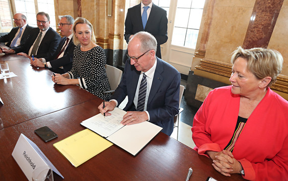 Rainer Reichhold, Präsident des Baden-Württembergischen Handwerkstags, bei der Unterzeichnung des Bündnisses (Bild: Staatsministerium Baden-Württemberg)