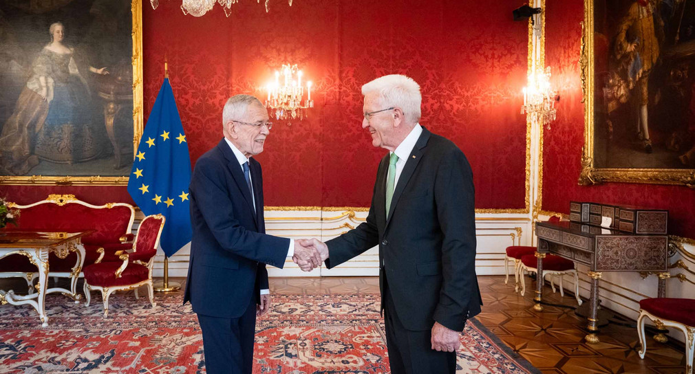 Der österreichische Bundespräsident Alexander Van der Bellen (links) begrüßt Ministerpräsident Winfried Kretschmann (rechts).