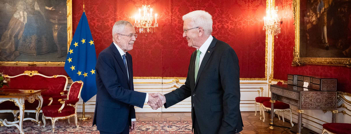 Der österreichische Bundespräsident Alexander Van der Bellen (links) begrüßt Ministerpräsident Winfried Kretschmann (rechts).