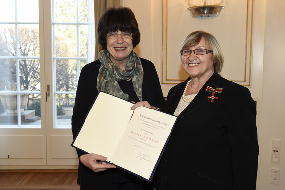 Staatsrätin Gisela Erler (l.) und Marga Elser (r.)