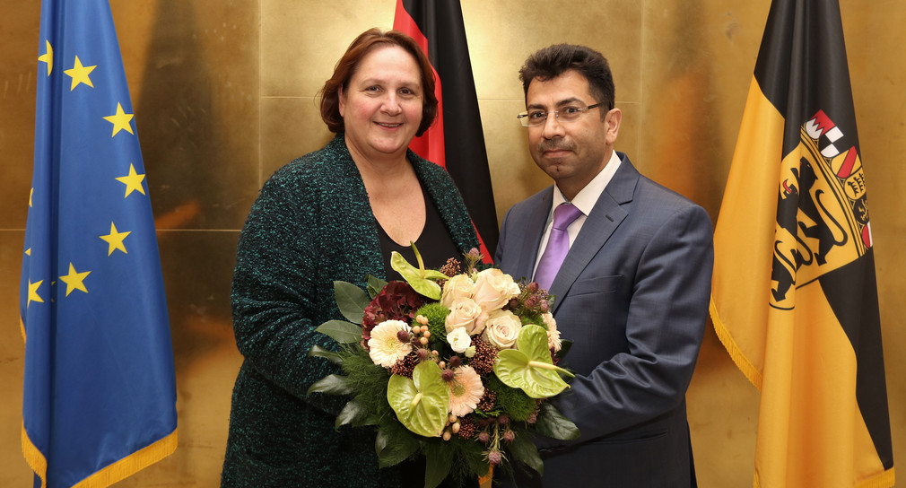 Staatsministerin Theresa Schopper (l.) und Mirza Dinnayi (r.) (Bild: Staatsministerium Baden-Württemberg)