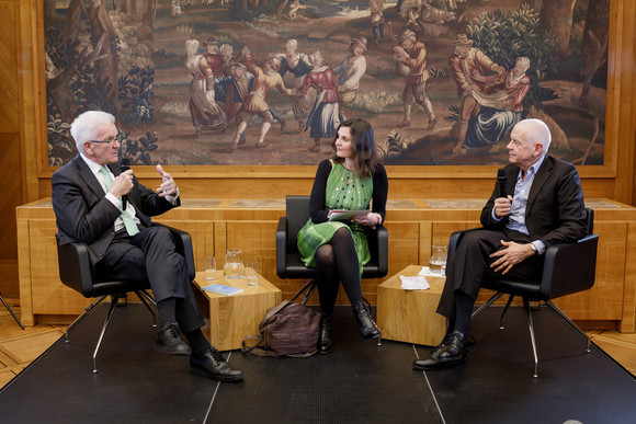 Ministerpräsident Winfried Kretschmann (l.) im Gespräch mit der Autorin Maike Albaht (M.) und dem Schriftsteller Matthias Politycki (r.)  (Bild: Staatsministerium Baden-Württemberg)