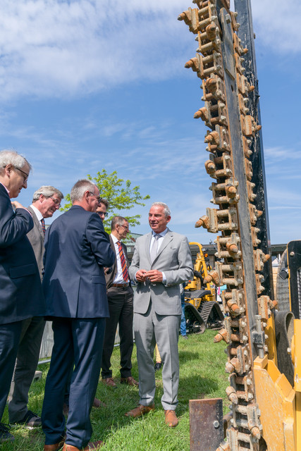 Digitalisierungsminister Thomas Strobl bei der Unterzeichnung des Kooperationsvertrags zum Breitbandausbau.