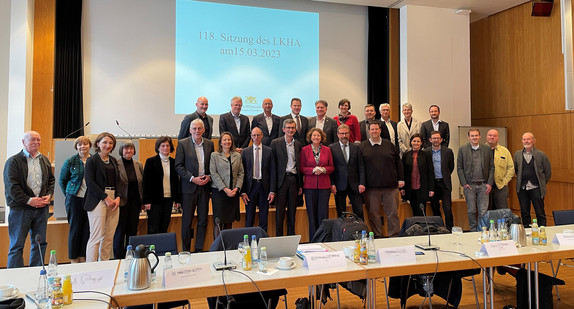 Gruppenfoto: Mitglieder des Landeskrankenhausausschusses in Sitzungssaal