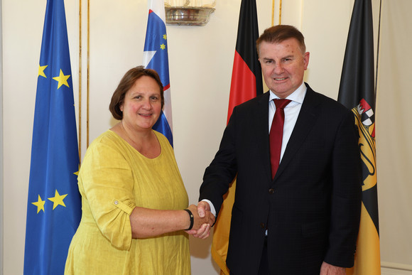 Staatsministerin Theresa Schopper (l.) und der slowenische Botschafter Franc But (r.) (Bild: Staatsministerium Baden-Württemberg)