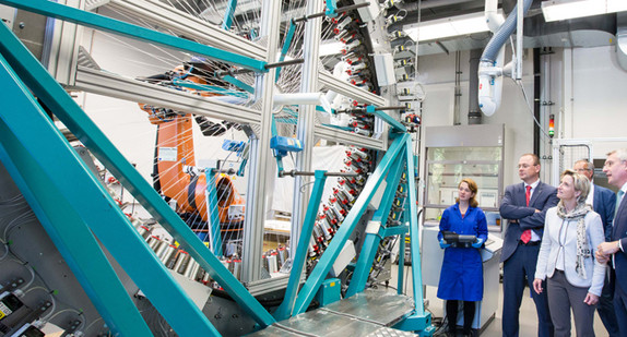 Wirtschaftsministerin Nicole Hoffmeister-Kraut (2.v.r.) besucht die Deutschen Institute für Textil- und Faserforschung in Denkendorf. (Foto: DITF)