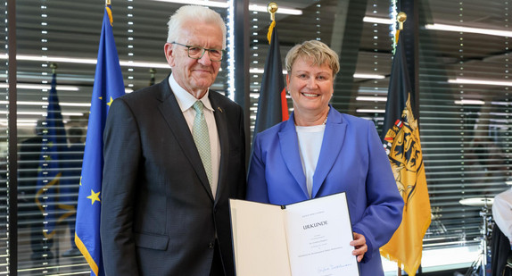 Ministerpräsident Winfried Kretschmann (links) und Dr. Cornelia Ruppert (rechts)