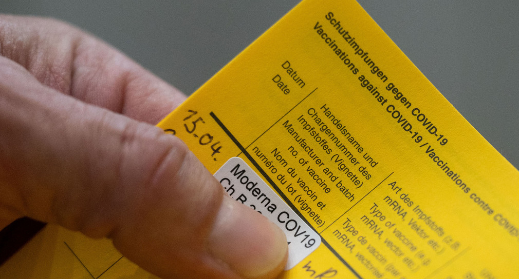 Aufkleber in Impfpass weist auf Impfung mit dem Impfstoff Moderna hin.