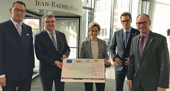 Wirtschaftsministerin Nicole Hoffmeister-Kraut bei der Förderbescheidübergabe (Foto: Ministerium für Wirtschaft, Arbeit und Wohnungsbau Baden-Württemberg)