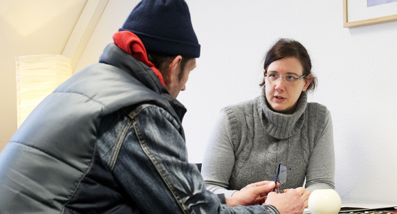 Ein Beratungsgespräch. (Bild: Roland Weihrauch / dpa)