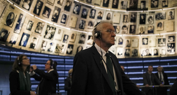 Ministerpräsident Winfried Kretschmann besucht die Halle der Namen in der Holocaust-Gedenkstätte Yad Vashem in Jerusalem. (Foto: dpa)