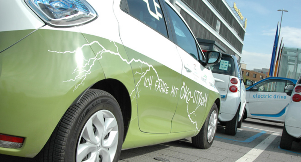 Elektroautos vor der Messe Stuttgart