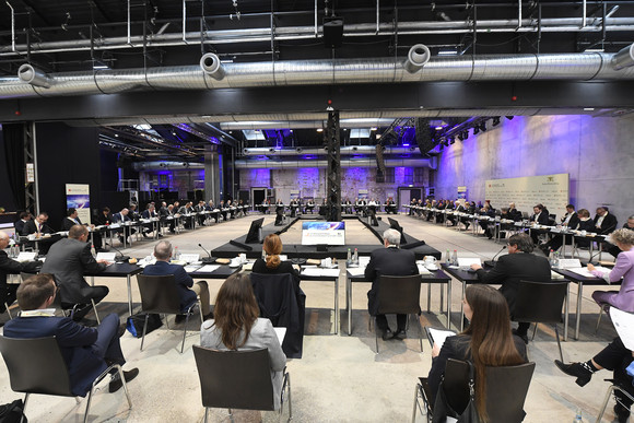 Blick ins Plenum bei der fünften Jahresveranstaltung des Strategiedialogs Automobilwirtschaft. 