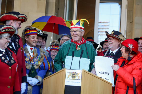 Ministerpräsident Winfried Kretschmann (M.) mit Narren