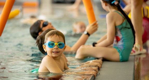 Kinder beim Schwimmunterricht.