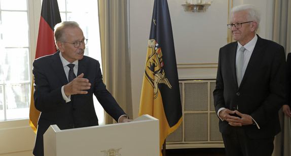 Franz Fehrenbach (links) und Ministerpräsident Winfried Kretschmann (rechts) stehen in der Villa Reitzenstein in Stuttgart.