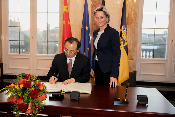 Der Gouverneur der Provinz Jiangsu, Wu Zhenglong (l.), und Wirtschaftsministerin Nicole Hoffmeister-Kraut (r.) (Foto: Staatsministerium Baden-Württemberg)