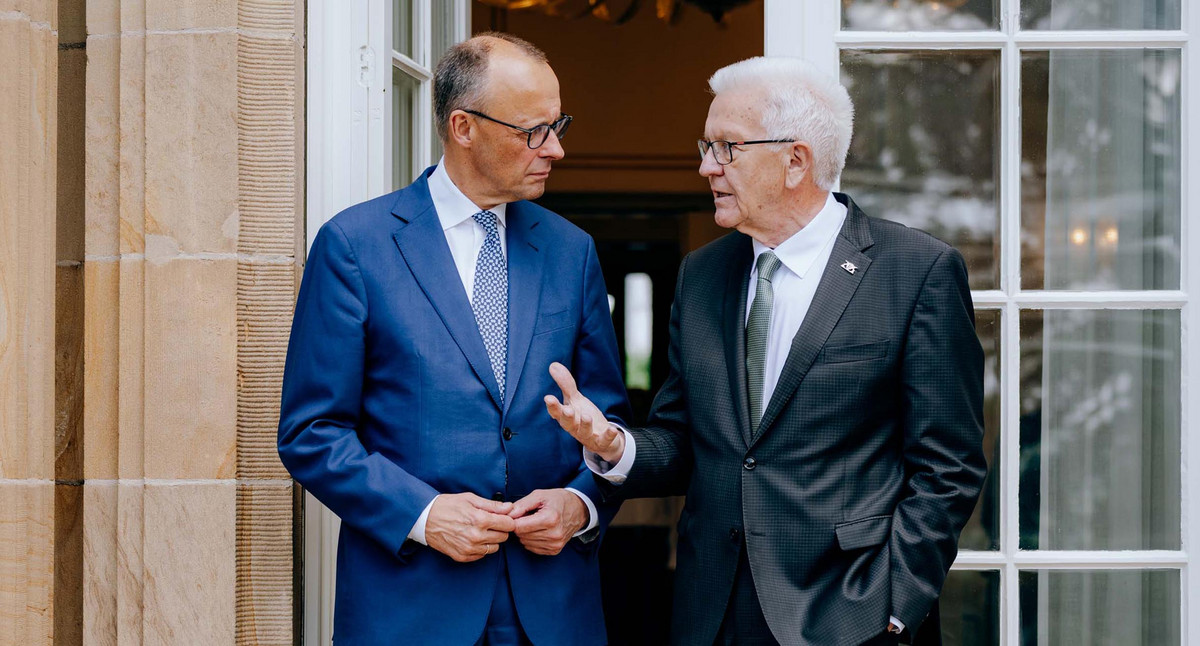 Bundeskanzler Friedrich Merz (links) und Ministerpräsident Winfried Kretschmann (rechts) im Gespräch