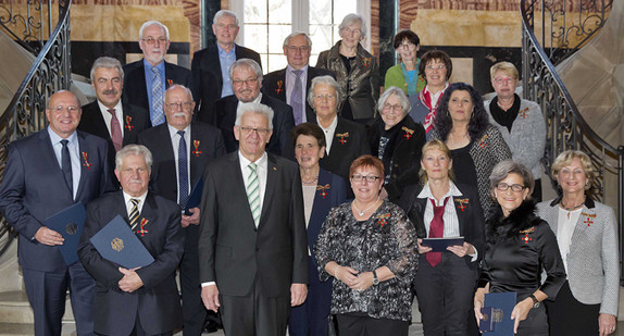 Gruppenbild mit Ministerpräsident Winfried Kretschmann und den Ordensträgerinnen und -trägern