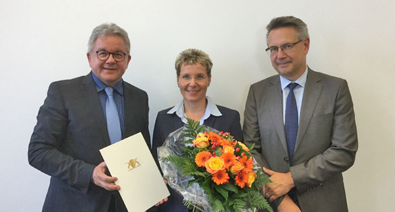 v.l.n.r.: Justizminister Guido Wolf, Dr. Monika Stade und der Präsidenten des Oberlandesgerichts Karlsruhe, Alexander Riedel (Foto: Ministerium der Justiz und für Europa Baden-Württemberg)