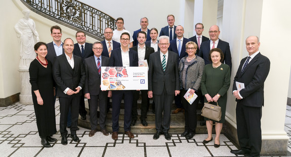 Gruppenbild mit Ministerpräsident Winfried Kretschmann (vorne, 4.v.r.) beim Preisträgerempfang Ausgezeichnete Orte 2017 in Baden-Württemberg