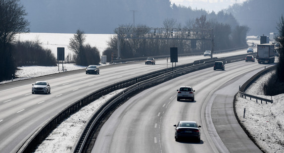 Fahrzeuge fahren auf der Autobahn A81 (Bild: © Patrick Seeger/dpa)