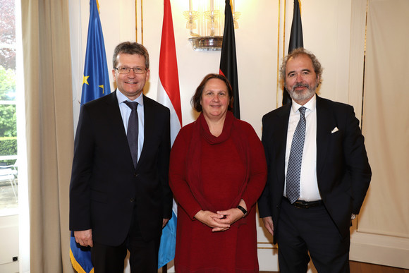 v.l.n.r.: Jean Graff, Botschafter des Großherzogtums Luxemburg, Staatsministerin Theresa Schopper und Honorarkonsul Dr. Wolfgang Kuhn  (Bild: Staatsministerium Baden-Württemberg)