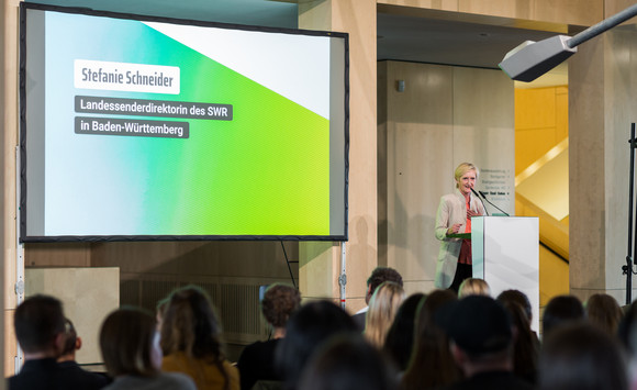 Landessendedirektorin Stefanie Schneider bei der Auftaktveranstaltung zur Kampagne #RespektBW. (Bild: Landesmedienzentrum Baden-Württemberg)