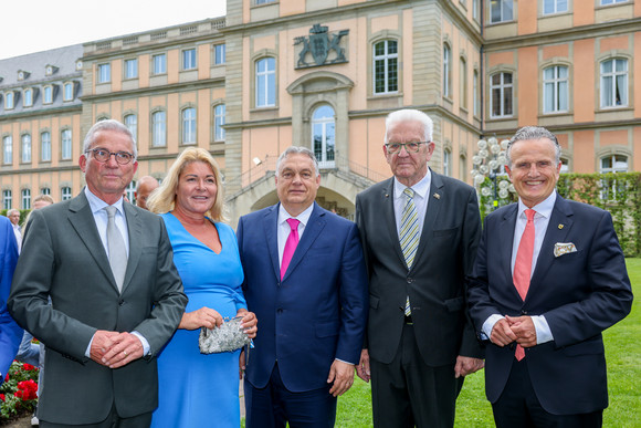 von links nach rechts: Innenminister Thomas Strobl, Gudrun Nopper, Ehefrau von Stuttgarts Oberbürgermeister, Ungarns Ministerpräsident Viktor Orbán, Ministerpräsident Winfried Kretschmann und Stuttgarts Oberbürgermeister Dr. Frank Nopper