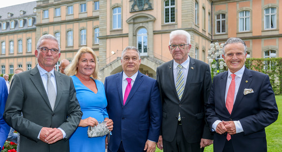 von links nach rechts: Innenminister Thomas Strobl, Gudrun Nopper, Ehefrau von Stuttgarts Oberbürgermeister, Ungarns Ministerpräsident Viktor Orbán, Ministerpräsident Winfried Kretschmann und Stuttgarts Oberbürgermeister Dr. Frank Nopper