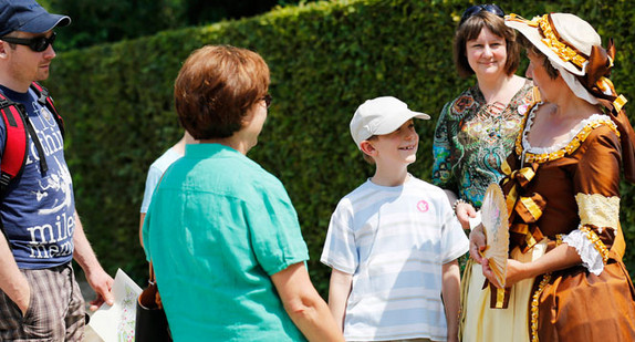 Eine Familie auf „Schatzsuche“ im Garten des Schloss Ludwigsburg (Bild: © Staatliche Schlösser und Gärten Baden-Württemberg).