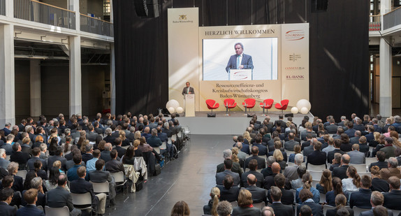 Umweltminister Franz Untersteller spricht auf dem Ressourceneffizienz- und Kreislaufwirtschaftskongress Baden-Württemberg am 5. und 6. Oktober 2016 in Karlsruhe. (Foto: © Stefan Longin)