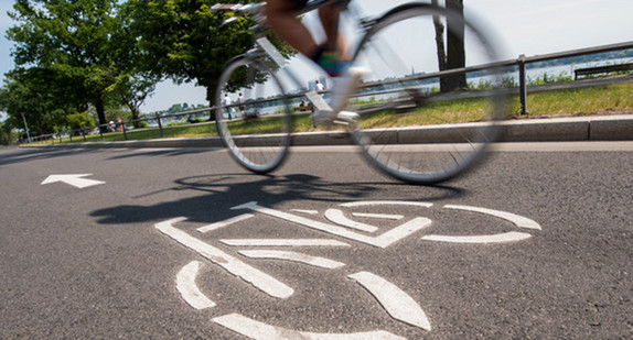 Ein Fahrradfahrer fährt auf einer Fahrradstraße.