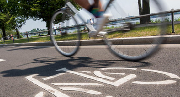Ein Fahrradfahrer fährt auf einer Fahrradstraße.