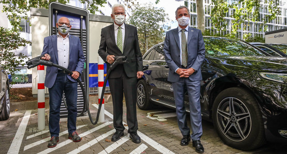 Ministerpräsident Winfried Kretschmann (M.), Verkehrsminister Winfried Hermann (l.) und EnBW-Chef Frank Mastiaux (r.) bei der Eröffnung des ersten urbanen Schnellladeparks für Elektroautos in Deutschland (Bild: picture alliance/Christoph Schmidt/dpa)