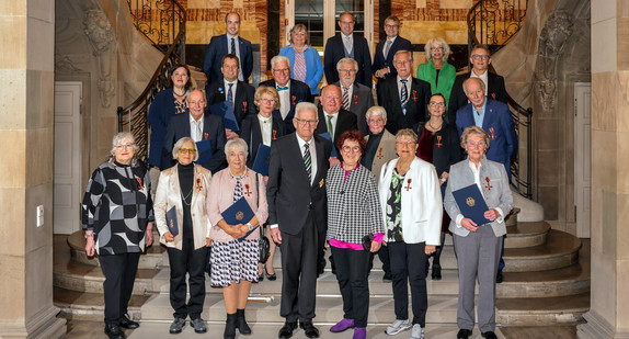 Ministerpräsident Winfried Kretschmann und Gerlinde Kretschmann (beide vorne in der Mitte) mit den Ordensträgerinnen und -trägern