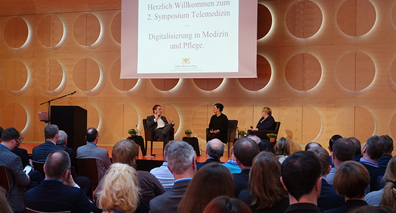 Podiumsgespräch mit Gesundheitsminister Manne Lucha (l.) und Wissenschaftsministerin Theresia Bauer (r.)