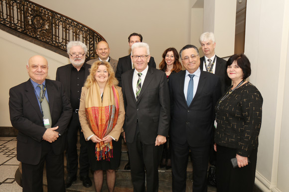 Gruppenbild mit Ministerpräsident Winfried Kretschmann (M.) und Klaus-Peter Murawski, Staatsminister und Chef der Staatskanzlei (2.v.l.)