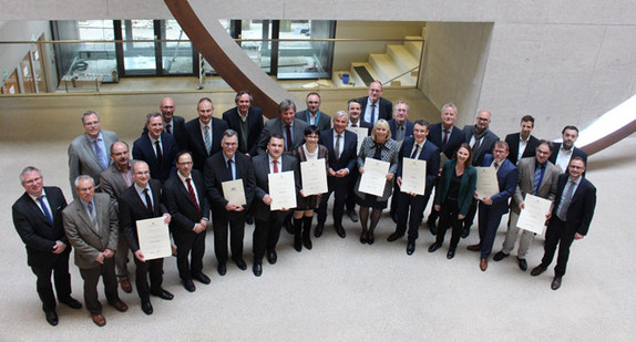 Gruppenbild mit Innenminister Thomas Strobl (M.) (Foto: Ministerium für Inneres, Digitalisierung und Migration Baden-Württemberg)