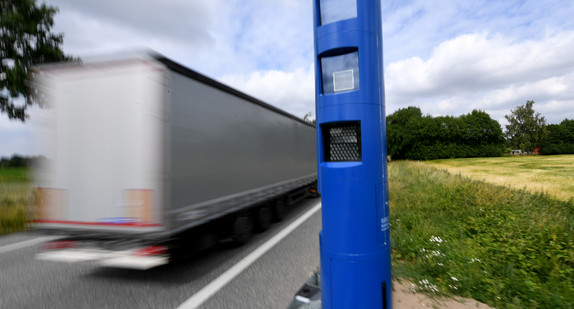 Eine Kontrollstelle zur Erfassung der Maut für LKW steht an einer Bundesstraße. (Foto: © dpa)