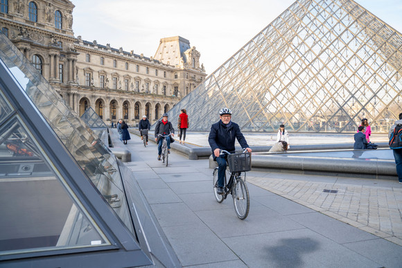 Verkehrsminister Winfried Hermann auf Radtour durch Paris