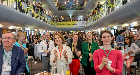 Nobelpreisträgerinnen und -träger sowie Nachwuchsforschende auf der „MS Sonnenkönigin“, vorne in der Mitte Wissenschaftsministerin Petra Olschowski.